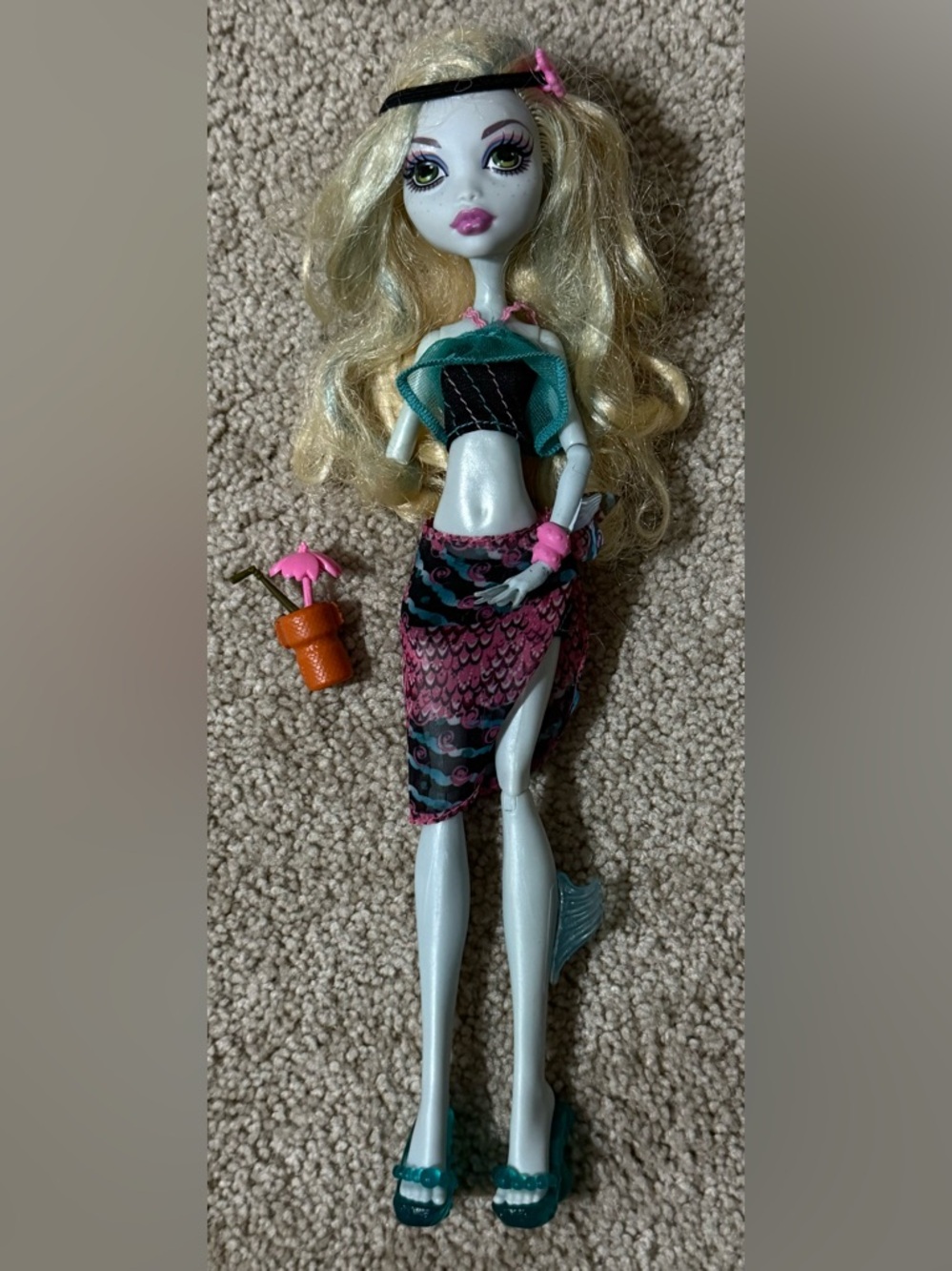 Monster High - Lagoona Blue Skull Shores (black elastics)